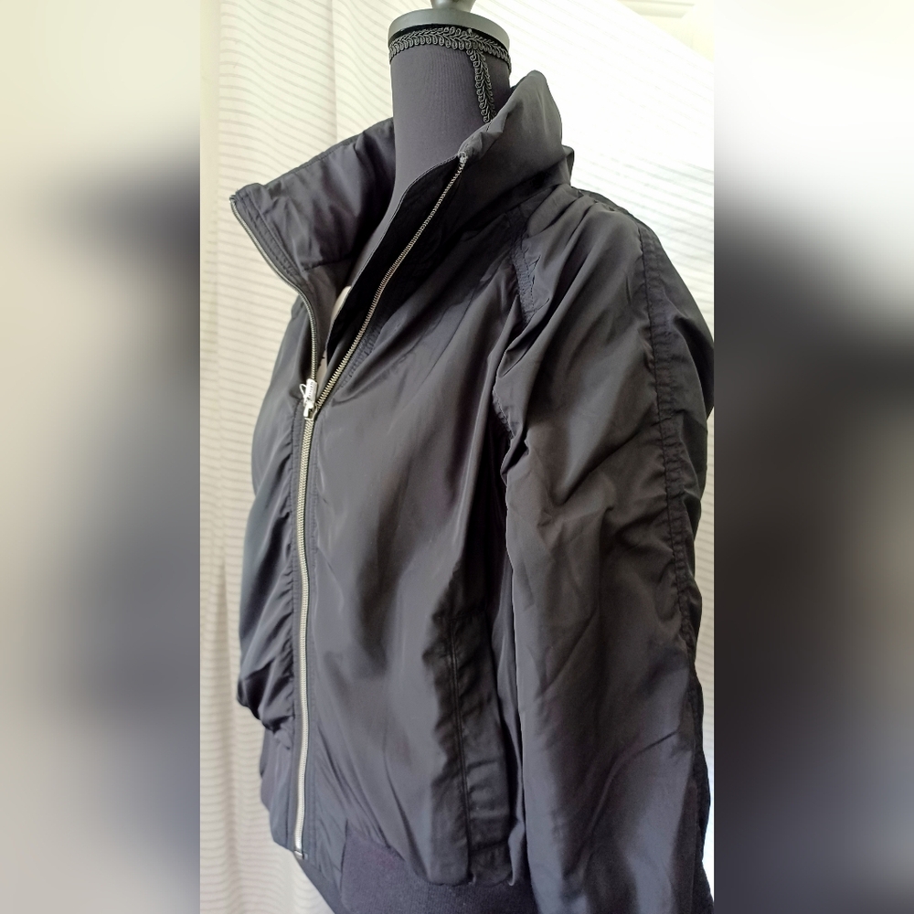 NWT Athleta Black Jetset Bomber with Stowable Hood Size Small - Picture 3 of 8